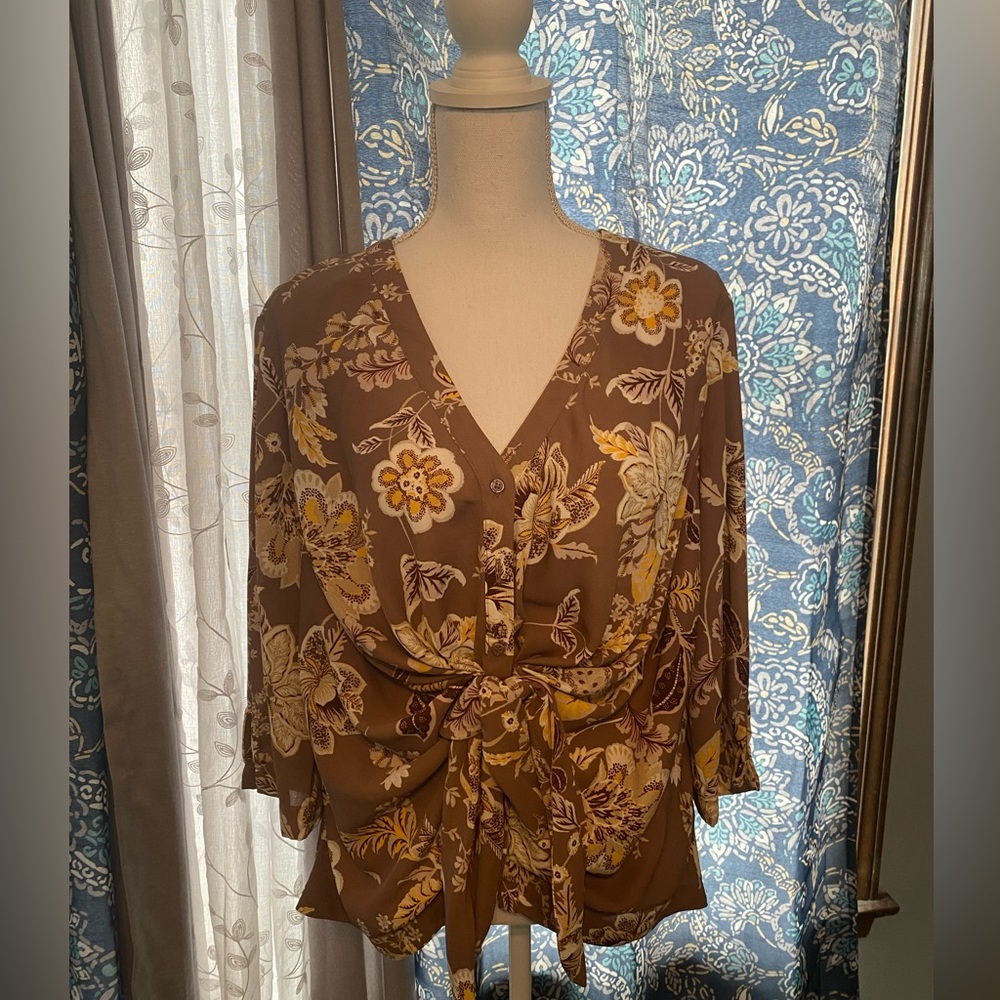 NY & CO top faux tie in front with buttons size large - slit cuffs